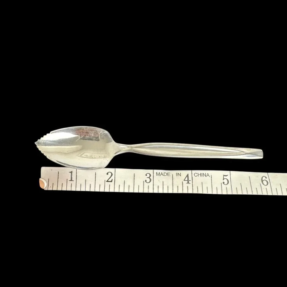Wm Rogers Co Stainless Grapefruit Spoon Set of 8 USA Silverware Dining Citrus